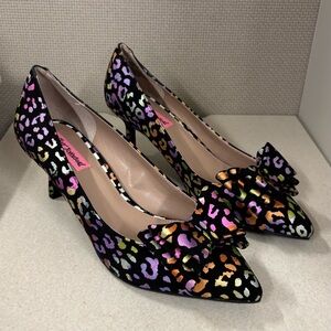 Betsey Johnson Maude Rainbow Leopard Bow Heels Women’s Size 9.5